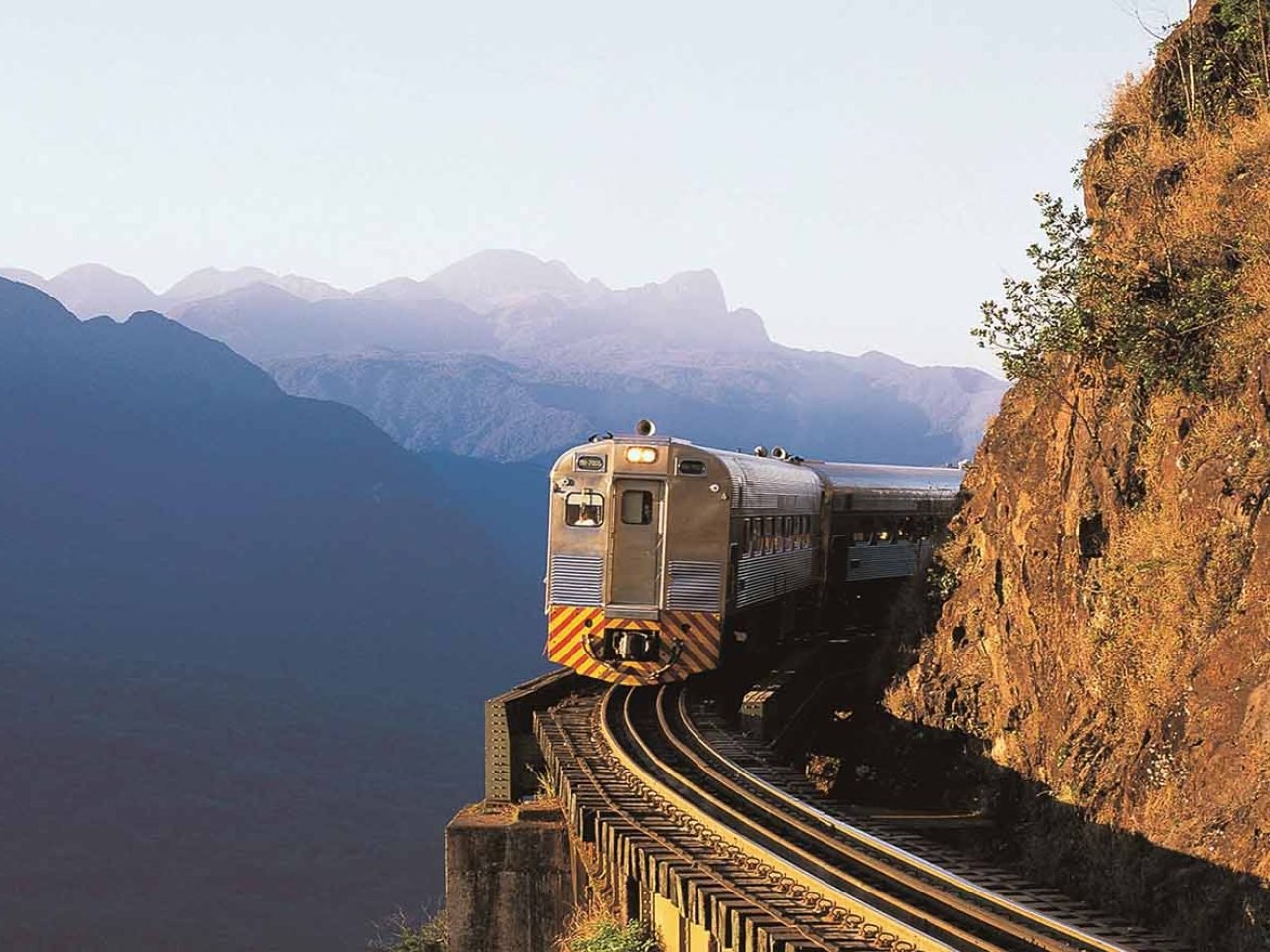 Passeio de Trem para Morretes.Vista de trem pela Serra do Mar.Foto: Divulgação